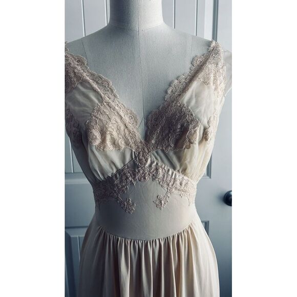 VANITY FAIR VTG 36 Ivory Basque Nightgown Lace Appliqués Nylon Tricot Sheer - Picture 6 of 16